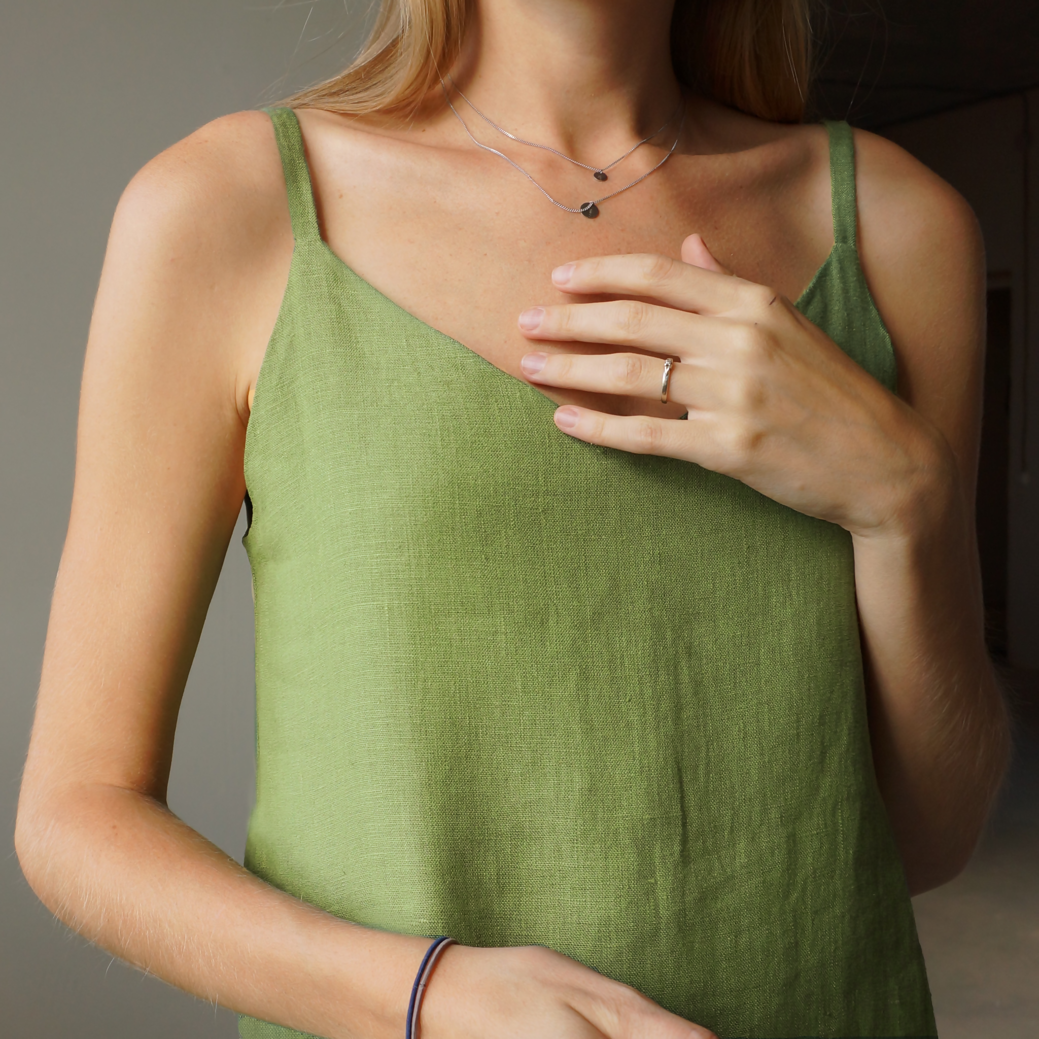 Linen v-dress green 3