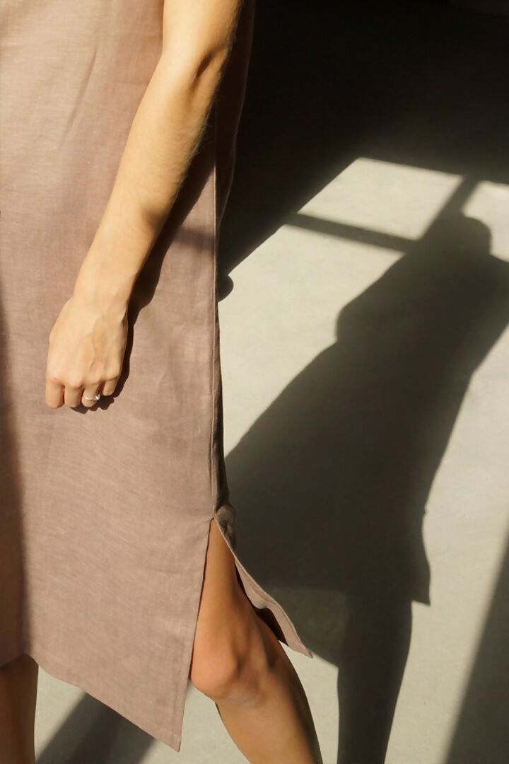 Linen v-dress brown 3