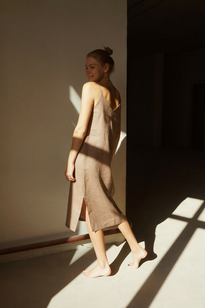 Linen v-dress brown 2