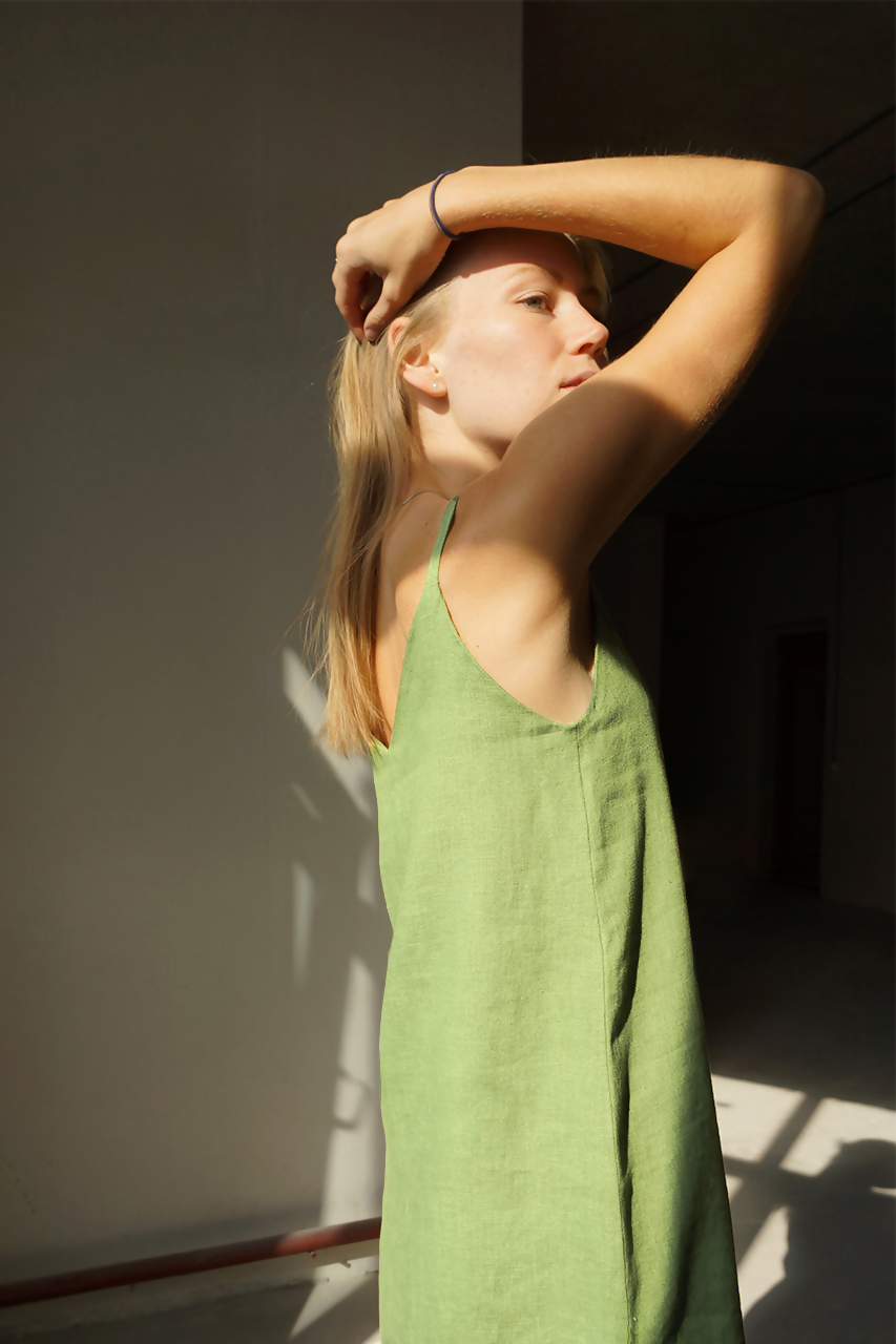 Linen v-dress green 1