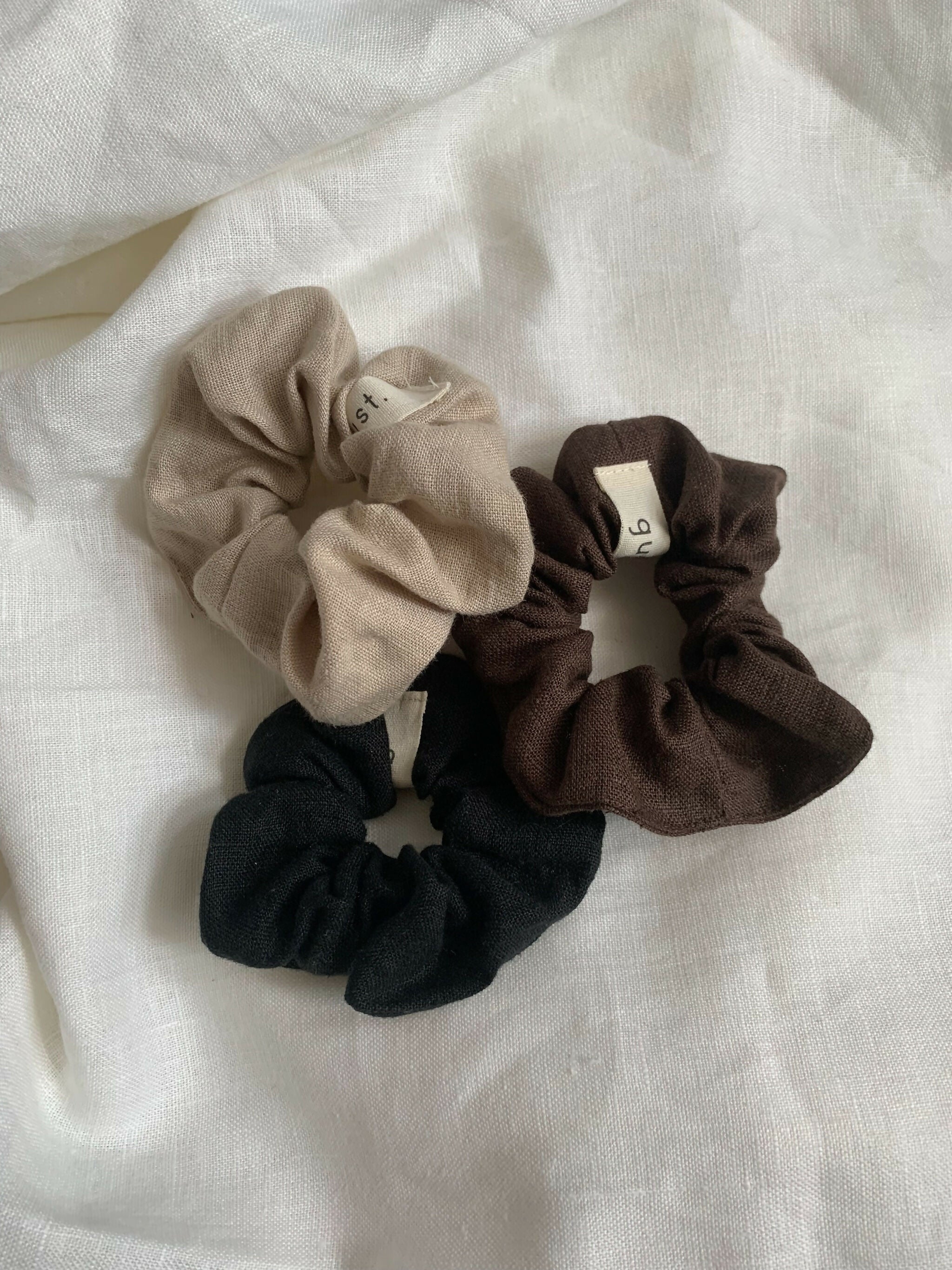 Scrunchie trio organic linen 2