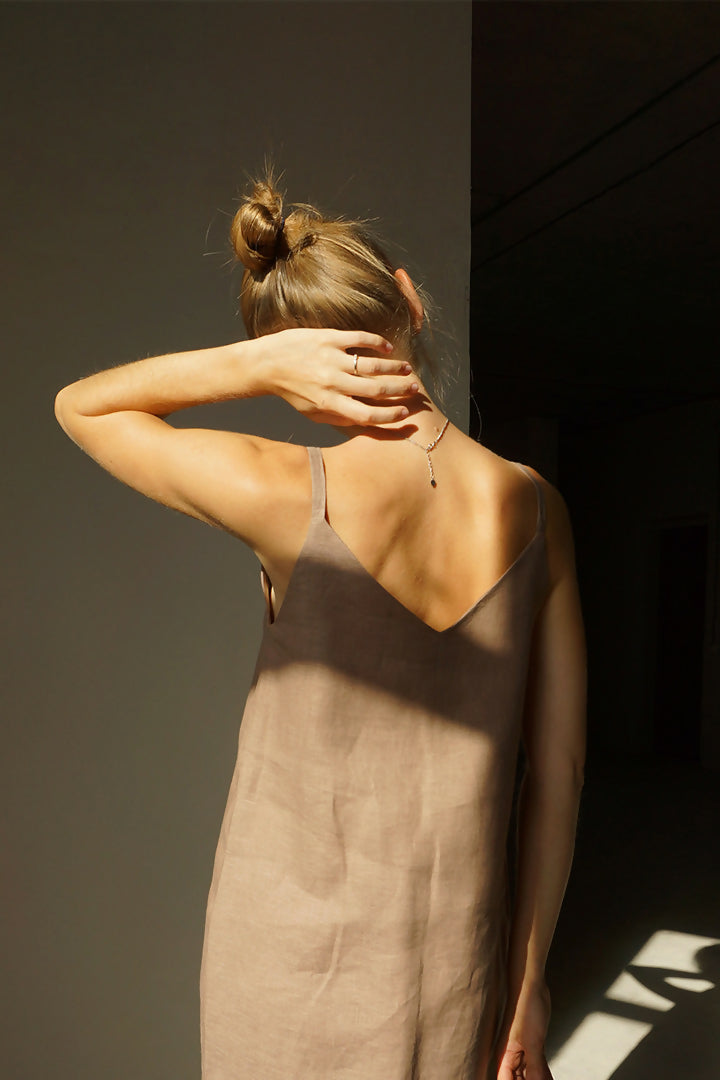 Linen v-dress brown 1