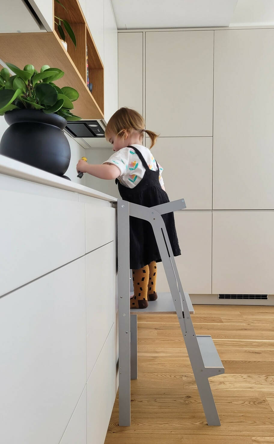 FOLDABLE ADJUSTABLE HEIGHT LEARNING TOWER